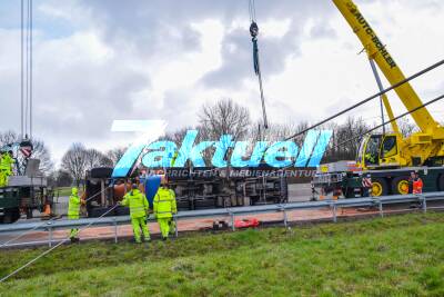 Spektakulärer Unfall auf der A5 bei Karlsruhe: Betonmischer kippt aufgrund überhöhter Geschwindigkeit um - Fahrer wird verletzt - Benzin läuft aus - Bergung des Sattelzuges