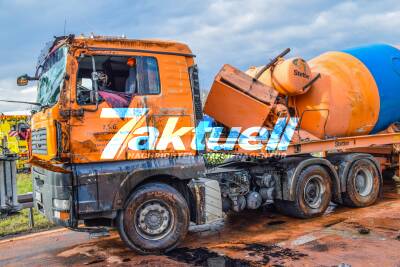 Spektakulärer Unfall auf der A5 bei Karlsruhe: Betonmischer kippt aufgrund überhöhter Geschwindigkeit um - Fahrer wird verletzt - Benzin läuft aus - Bergung des Sattelzuges