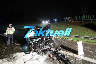 Passat kommt von Nebenstraße ab, fährt Schilder um und überschlägt sich mehrfach im Graben - Fahrzeug kommt auf B29 zum stehen, Fahrer wird aus Fahrzeug geschleudert