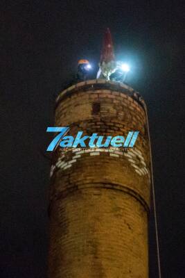 SEK Einsatz im alten Breuninger Areal: Verrückter klettert auf 40m hohen Schornstein und baut Banner und Sonnenschirm auf