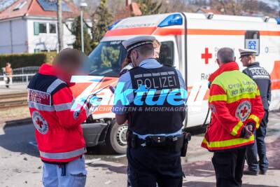 DRK-Rettungswagen stößt mit einen PKW zusammen, der abbiegen wollte