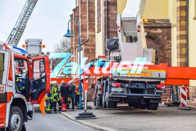 Spektakulärer Einsatz in Karlsdorf: Hubarbeitsbühne kippt gegen Kirche - 3 Personen im Korb in Gefahr - Menschenrettung durch Feuerwehr im Großeinsatz