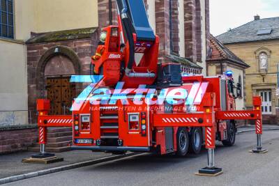 Spektakulärer Einsatz in Karlsdorf: Hubarbeitsbühne kippt gegen Kirche - 3 Personen im Korb in Gefahr - Menschenrettung durch Feuerwehr im Großeinsatz