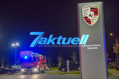 Feuer im Porsche-Zentrum Mannheim: Fahrzeugbrand in Gebäudewerkstatt greift über - Feuerwehr im Großeinsatz - Starke Rauchentwicklung - 2,1 Mio. Schaden