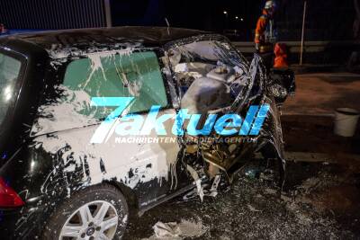 Heftiger Kreuzungscrash mit zwei PKW: Farbeimer platzt bei Aufprall auf und überschüttet komplett die Insassen - 4 Schwerverletzte, 2 davon lebensgefährlich