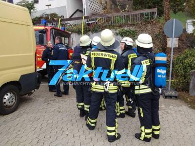 Mann zündet wegen Zwangsräumung Wohnung an und springt vom Balkon in den Tod - Beamter wird an Ärmel von Schuss getroffen