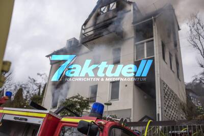 Mann zündet wegen Zwangsräumung Wohnung an und springt vom Balkon in den Tod - Beamter wird an Ärmel von Schuss getroffen