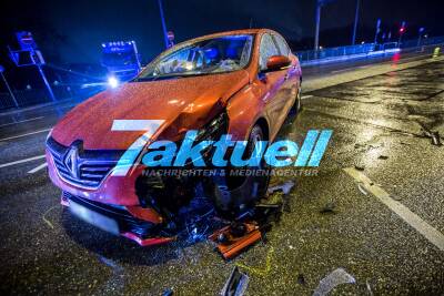 Kreuzungscrash auf der Gaisburger Brücke mit Mercedes und Renault - Zwei Verletzte