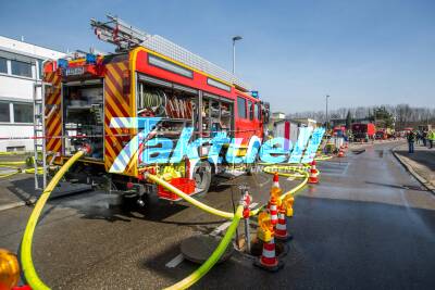 Feuerwehr übt Gefahrgut-Großeinsatz: Mit Chemieschutzanzügen und Dekontaminationseinheiten wird der Ernstfall erprobt