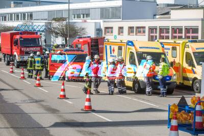 Feuerwehr übt Gefahrgut-Großeinsatz: Mit Chemieschutzanzügen und Dekontaminationseinheiten wird der Ernstfall erprobt