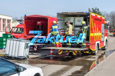 Feuerwehr übt Gefahrgut-Großeinsatz: Mit Chemieschutzanzügen und Dekontaminationseinheiten wird der Ernstfall erprobt