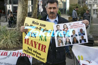Türken demonstrieren in der Stuttgarter Innenstadt gegen das Präsidialsystem in der Türkei