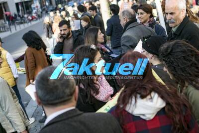 Türken demonstrieren in der Stuttgarter Innenstadt gegen das Präsidialsystem in der Türkei