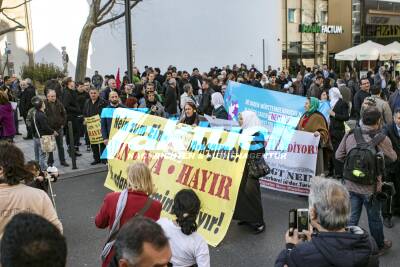 Türken demonstrieren in der Stuttgarter Innenstadt gegen das Präsidialsystem in der Türkei