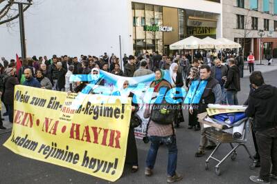 Türken demonstrieren in der Stuttgarter Innenstadt gegen das Präsidialsystem in der Türkei