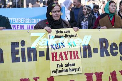 Türken demonstrieren in der Stuttgarter Innenstadt gegen das Präsidialsystem in der Türkei