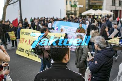 Türken demonstrieren in der Stuttgarter Innenstadt gegen das Präsidialsystem in der Türkei