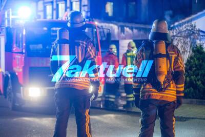 Auto und Carport brennen an angebautem Wohnhaus - Feuer griff bereits auf Fassade über