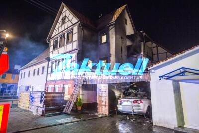 Auto und Carport brennen an angebautem Wohnhaus - Feuer griff bereits auf Fassade über