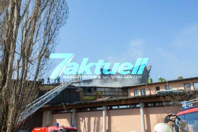 Tagbilder: Containerbrand artet aus: Großbrand zerstört Teile des Bürgerzentrum Waiblingen - Mehrere Feuerwehren im Großeinsatz