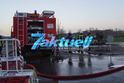 PKW übersieht Motorrad - zwei Schwerverletzte, beide Fahrzeuge ausgebrannt - Hubschrauber, 3 Notärzte sowie 2 Rettungswagen im Einsatz
