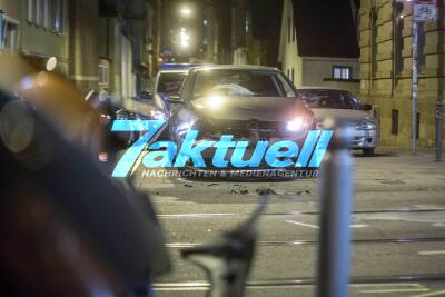 Golffahrer übersieht Motorrad: Kreuzungscrash fordert schwer Verletzten Biker - Stadtbahnen stauen sich