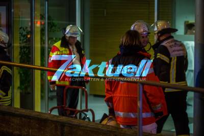Oma lässt Essen auf dem Herd anbrutzeln und vergisst es - Feuerwehreinsatz! Rentnerin leicht verletzt