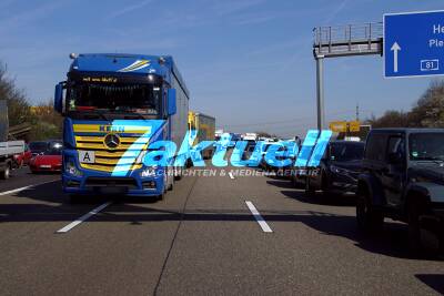 Vollsperrung der A81 bei Ludwigsburg nach schwerem Unfall mit mehreren PKW und LKWs