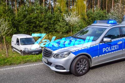 B36 Graben-Neudorf: Kastenwagen überschlägt sich mehrfach - Alkoholisierter Fahrer wird schwer verletzt - Vollsperrung - Feuerwehr im Einsatz