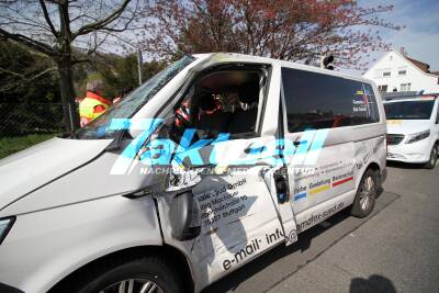 Transporter kracht beim Abbiegen mit Stadtbahn zusammen