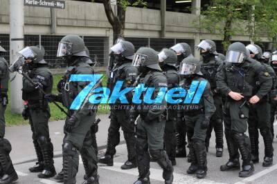 Dynamo Dresden Fanmarsch zum VfB-Stadion - Auch Wasserwerfer der Polizei in Bereitstellung