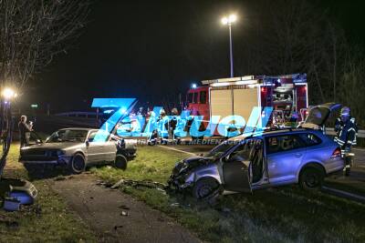 Schwerer Verkehrsunfall auf der L1080 - Beifahrerseite des PKW durch die Wucht des Aufprall aufgerissen