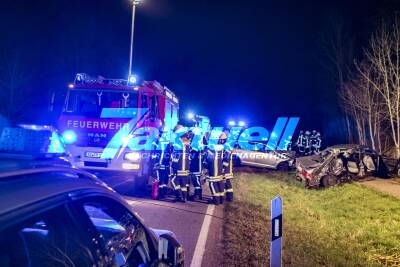 Schwerer Verkehrsunfall auf der L1080 - Beifahrerseite des PKW durch die Wucht des Aufprall aufgerissen