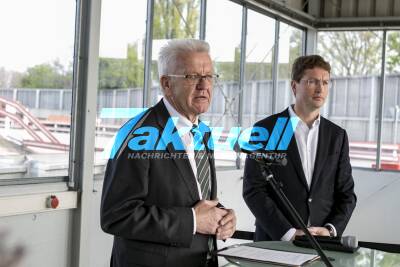 Winfried Kretschmann informiert sich über die neue Diesel-Motorenfamilie und deren technologische Innovationen bei einem Besuch des Daimlerwerkes Untertürkheim