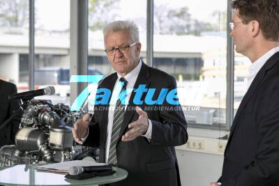Winfried Kretschmann informiert sich über die neue Diesel-Motorenfamilie und deren technologische Innovationen bei einem Besuch des Daimlerwerkes Untertürkheim