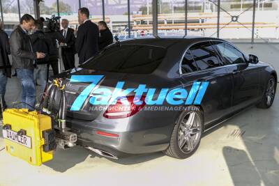 Winfried Kretschmann informiert sich über die neue Diesel-Motorenfamilie und deren technologische Innovationen bei einem Besuch des Daimlerwerkes Untertürkheim