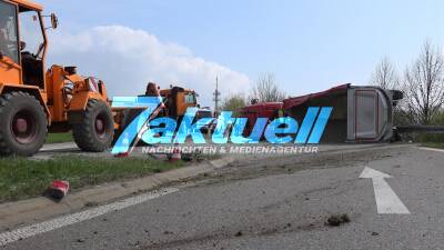 B29 Ausfahrt Schorndorf, LKW mit Kies umgekippt