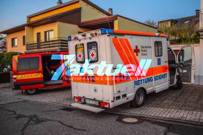 Feuerwehr retten 6 Bewohner in letzter Sekunde vor den Flammen: Gebäudebrand in Pfinztal - Holzkohlegrill setzt Dachstuhl in Brand - Großeinsatz