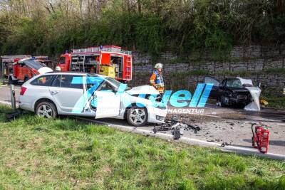 Schwerer Frontalunfall in Kurve fordert 4 Verletzte - L1140 voll gesperrt