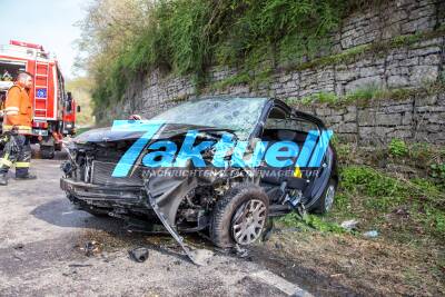 Schwerer Frontalunfall in Kurve fordert 4 Verletzte - L1140 voll gesperrt