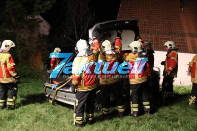 21-jährige rast mit BMW mit hoher Geschwindikeit Wiese hinunter und fährt frontal in Wohnhaus in Pfullingen