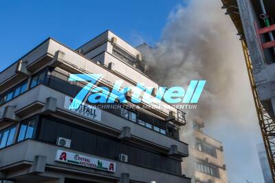 Fassadenbrand breitet sich schnell auf Praxisgebäude aus: Große Rauchsäule weit sichtbar - Flammen schlagen aus Arztpraxis