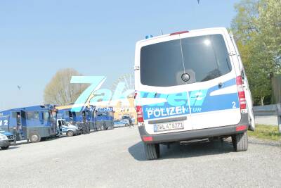 UPDATE: Großes Polizeiaufgebot mit Wasserwerfern vor dem Risikospiel Stuttgart gegen den KSC - Polizei behält Fans im Auge