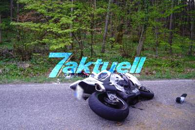 Traktor kracht mit Motorrad zusammen - 22jähriger verletzt