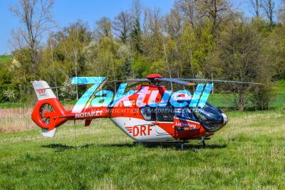 Östringen: Schlimmer Crash zwischen Motorrad und Sportwagen - Kradfahrer und Sozius schleudern durch die Luft und werden lebensgefährlich verletzt - Zwei Rettungshubschrauber im Einsatz