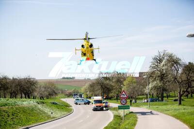 Radfahrer wird bei schwerem Verkehrsunfall lebensgefährlich verletzt - Rettungshubschrauber im Einsatz