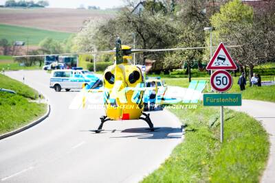 Radfahrer wird bei schwerem Verkehrsunfall lebensgefährlich verletzt - Rettungshubschrauber im Einsatz