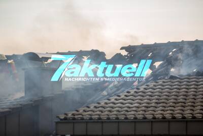 Offenbar Balkonfeuer breitet sich auf Dachstuhl aus - Wohnhaus brennt in Auenwald