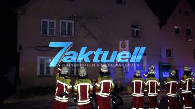 Kradfahrer verunfallt auf abgestürzten Fassadenteile von baufälligen Gebäude, Feuerwehr sichert Fassade gegen weiteren Absturz an einer Bushaltestelle & Hauptstraße