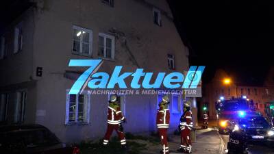 Kradfahrer verunfallt auf abgestürzten Fassadenteile von baufälligen Gebäude, Feuerwehr sichert Fassade gegen weiteren Absturz an einer Bushaltestelle & Hauptstraße